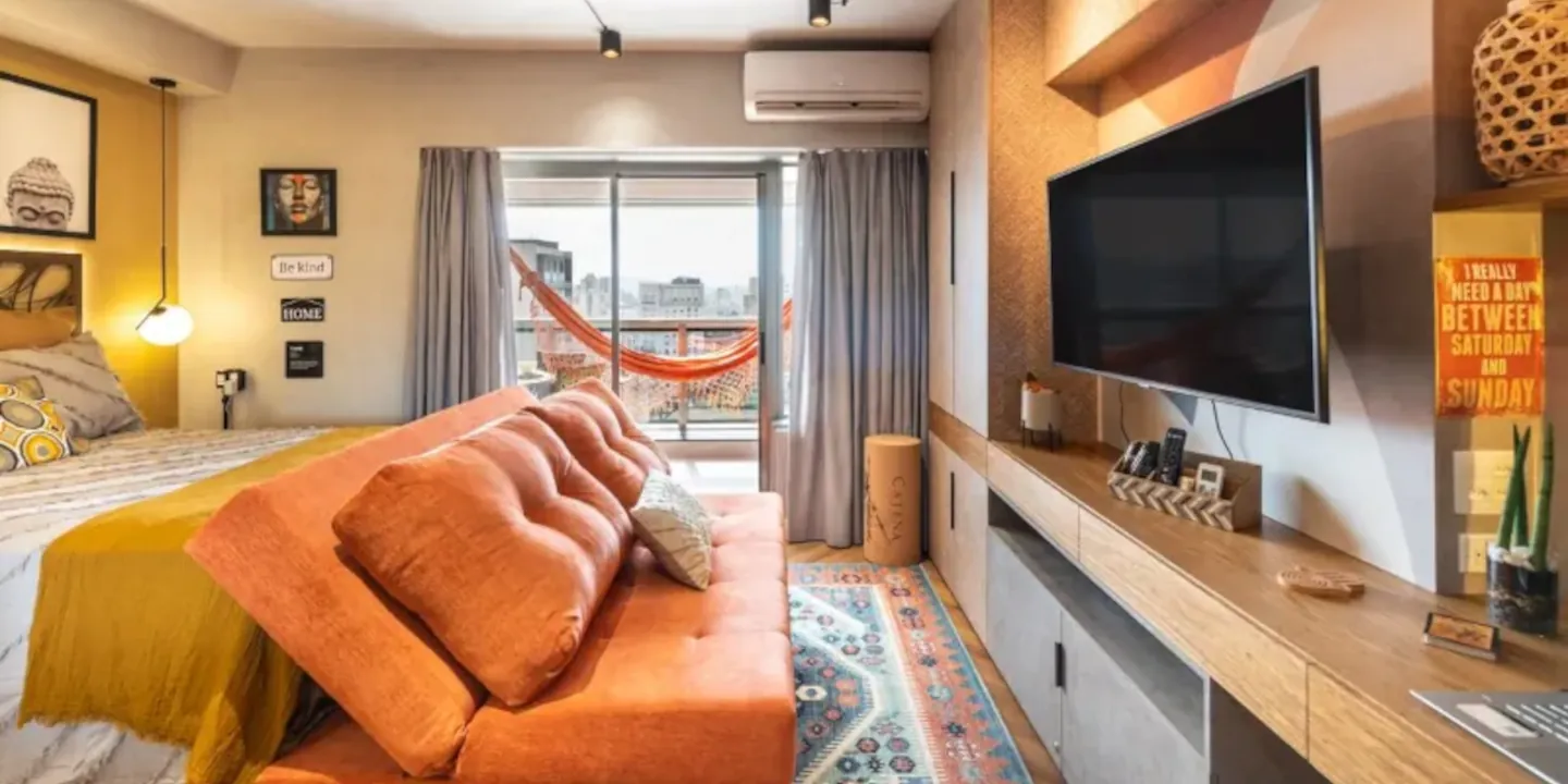 Apartamento sofisticado com materiais contemporâneos e luz natural