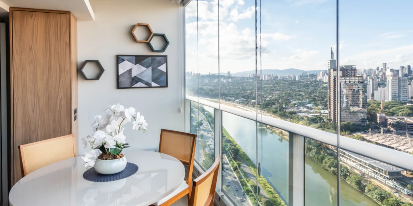 Apartamento com mesa de trabalho e vista urbana próxima à USP